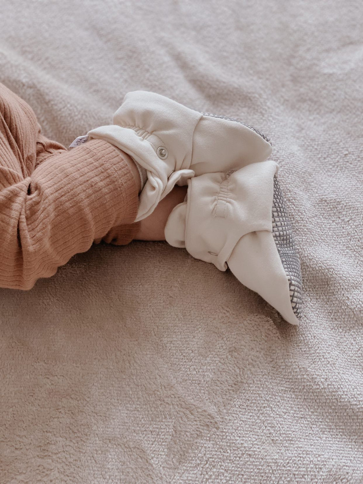 Stay-On Baby Booties, Organic Cotton Lined – Beige